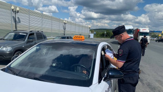 В Самаре полицейские искали в такси мигрантов