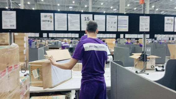 Массовую кражу телефонов у сотрудников логистического хаба Wildberries расследует полиция