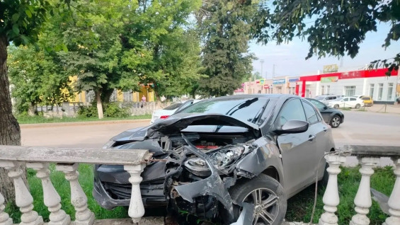 Под Самарой Hyundai протаранил декоративную ограду: есть пострадавшие