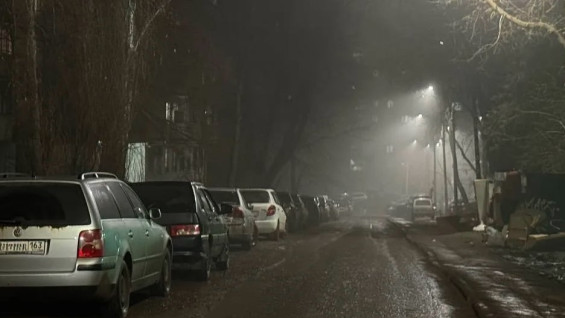 В Самаре сняли на видео бросающуюся на прохожих женщину