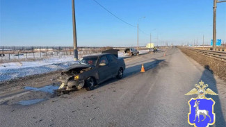 Под Самарой Лада Priora врезалась в стоящую Chevrolet Niva: два человека пострадали