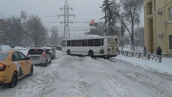 Автобус с пассажирами влетел в ограждение на скользкой дороге и перекрыл движение в центре Самары