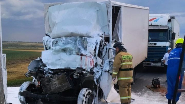 Под Самарой трассу М-5 залило моющим средством после ДТП с фурой 