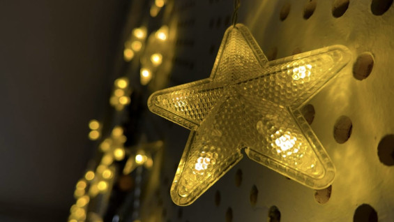 Самарский психолог А.Скачкова объяснила, как гирлянды могут ухудшать сон