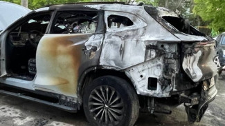 Появились кадры горящей перед школой машины под Самарой