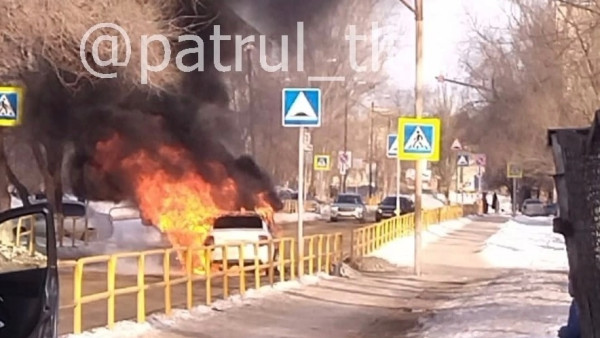 Черный дым и языки пламени: в Тольятти рядом с гимназией сгорел автомобиль