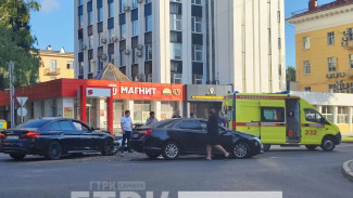В Самаре 28 июля на Ново-Садовой произошло ДТП с двумя элитными иномарками