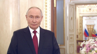 Президент РФ Владимир Путин поздравил россиянок с Международным женским днем