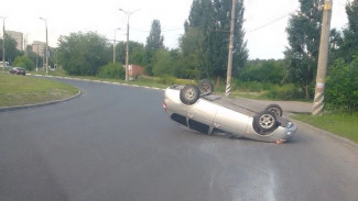 Завалился на крышу: в Самарской области "Лада" перевернулась на кольцевом перекрестке