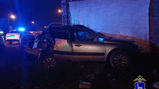 Под Самарой Lada Granta влетела в световую опору: есть пострадавшие