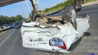 В Тольятти Granta опрокинулась на крышу после ДТП с Vesta