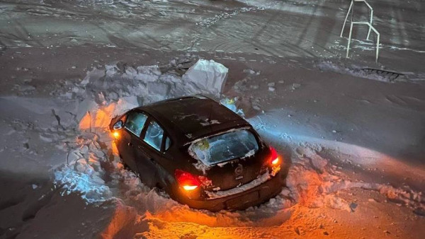 В Самарской области водитель на скорости снес сугроб 