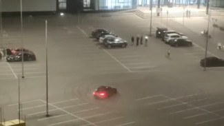 Появилось видео ночной атаки дрифтеров на парковку нового ТЦ в Самаре