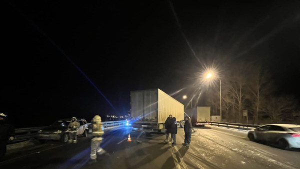 На трассе М-5 в Самарской области вечером 8 февраля столкнулись 2 грузовика и 3 легковушки