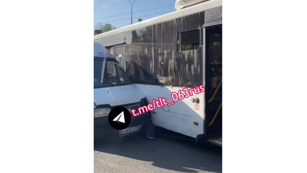 «Из-за 30 рублей»: в Самарской области маршрутка и автобус не поделили дорогу