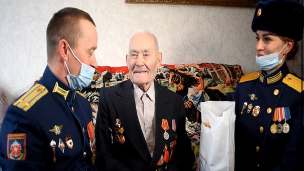 Самарский спецназ поздравил ветерана ВОВ с 95-летием