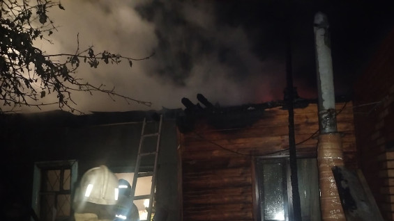 В Самаре пожарные спасли мужчину из горящего дома 12 августа
