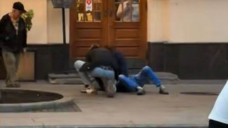 Появились кадры избиения мужчины наркозависимым на Ленинградской в Самаре