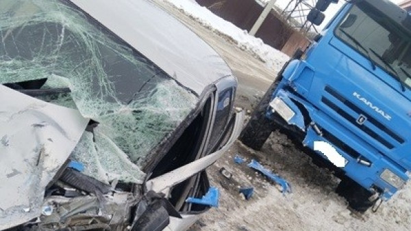 Пенсионер на Lada Kalina пострадал в столкновении с КамАЗом в Тольятти 