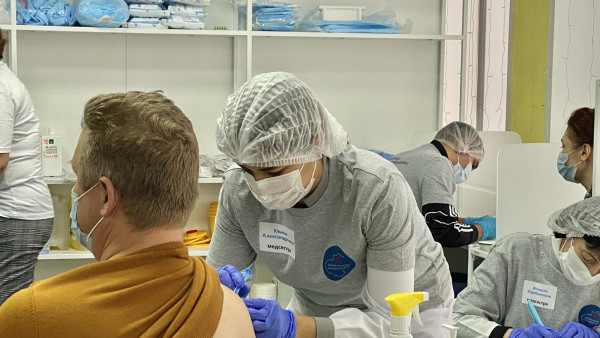 Дмитрий Азаров: пункт вакцинации в Самарской областной библиотеке продлевает свою работу ещё на день 