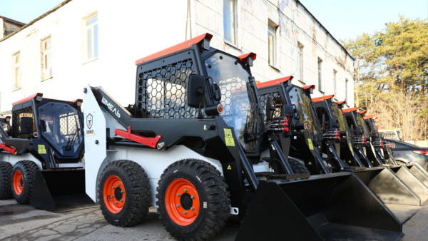 Самарцам показали стальных "Шмелей", которые будут чистить город от снега