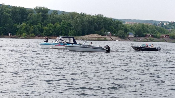 Один человек погиб и пятеро спасены с затонувшего на Волге судна под Самарой