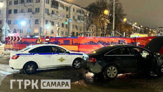 Появились кадры ночной аварии с черной Ауди А6 около «Вкусно — и точка» на Полевой