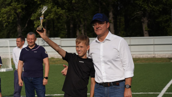 Дмитрий Азаров наградил победителей областного турнира среди дворовых команд «Лето с футбольным мячом»