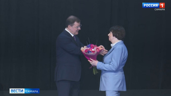В канун Международного женского дня Дмитрий Азаров поздравил жительниц области с наступающим праздником