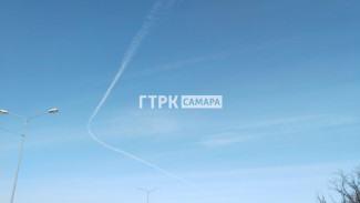 В небе над Самарой замечен грозный инверсионный след