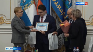 Сертификаты на единовременное пособие и памятные подарки: В Администрации города чествовали выпускников из числа детей-сирот