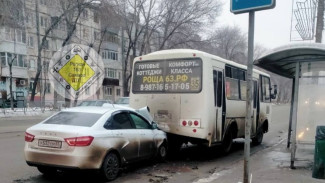 В Самаре легковушка протаранила пассажирский ПАЗ на остановке Антонова-Овсеенко