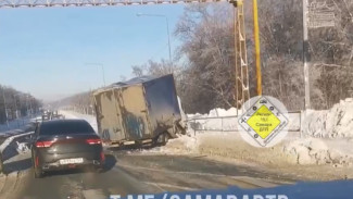 Сложился пополам: грузовой автомобиль спровоцировал жесткое ДТП