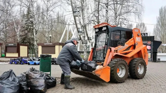 Более 300 тонн мусора вывезли после первого субботника в Самаре