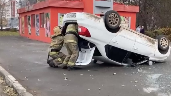 В Тольятти на остановке общественного транспорта произошло ДТП с перевертышем