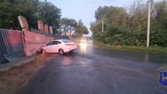 Под Самарой водитель на Changan Alsvin протаранил бетонный забор