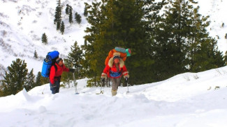71-летняя пенсионерка из Самары провела ночь на снежном мосту в Восточном Саяне