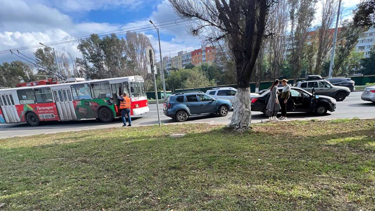 У него не проскочишь: авария с троллейбусом на Московском шоссе в Самаре  образовала пробку – Новости Самары и Самарской области – ГТРК Самара