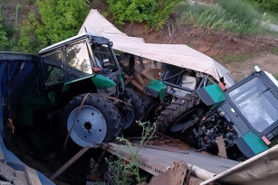 В Самарской области столкнулись иномарка и груженная тракторами фура
