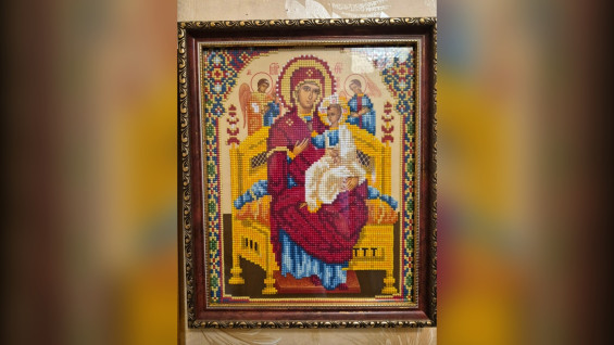 87-летняя жительница Самарской области изготавливает иконы и отправляет их бойцам СВО