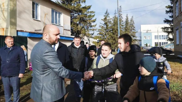 Губернатор Вячеслав Федорищев оценил социальную инфраструктуру села Георгиевка Кинельского района 