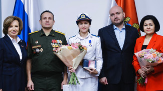 Вячеслав Федорищев и Марина Сидухина вручили  медаль «За проявленное мужество» дочери участника СВО из Самарской области