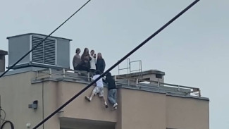 В Самаре заметили подростков, играющих на краю крыши многоэтажки