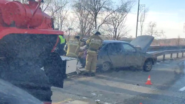 В Самаре на улице Жигули сильно столкнулись две легковушки