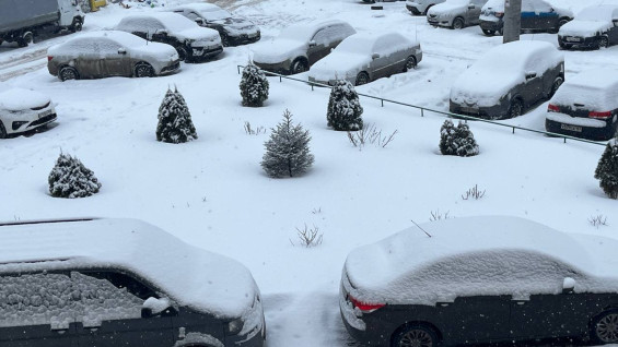 Самарским водителям рассказали, как убрать лед с лобового стекла без вреда для автомобиля