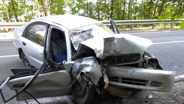 В Самарской области пенсионерку госпитализировали после удара Chevrolet Lanos в дерево