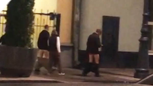 На улице в Самаре заметили троих полуголых мужчин со спущенными брюками