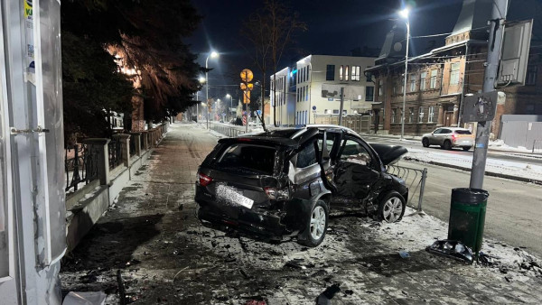 В центре Самары ночное столкновение на перекрестке закончилось госпитализацией четырех человек