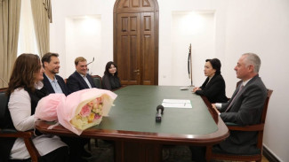 Президент Абхазии Бандра Гунба встретился с художественным руководителем и главным дирижером Шостакович Опера Балет Евгением Хохловым