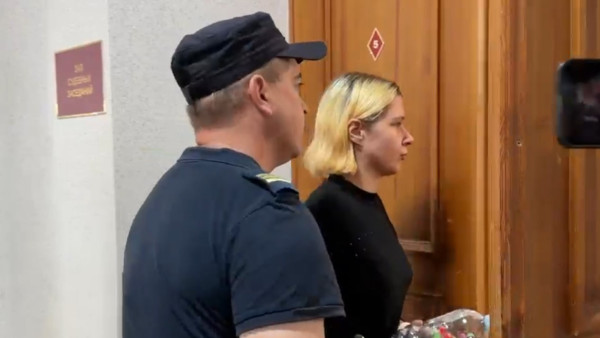Екатерина Тархова явилась в суд с новой прической 8 сентября